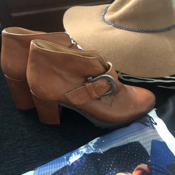 Suede hat . - Picture 2 of 2